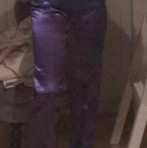 Siden byxor - Superballa lila siden byxor i storlek 29 (midjemått 61). Buda på i kommentarsfältet 💜