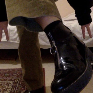 Fett snygga lackade boots med röd sula 🤑!! - Inte helt 100 på vad frakten kmr gå på, men gissar på 115kr! Om det blir billigare får du såklart tillbaka mellanskillnaden!