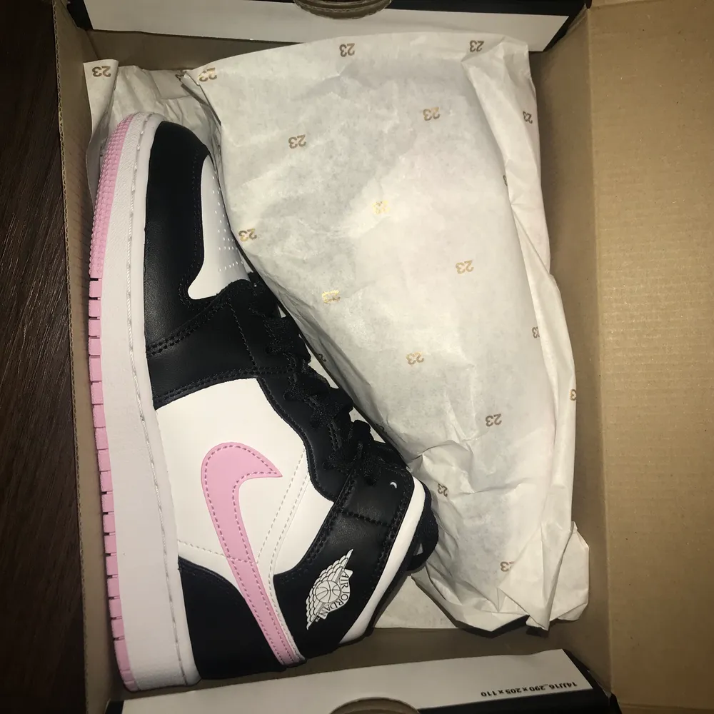 Helt fräscha och fina Air jordan 1 i storlek 38. Skorna är svarta, rosa och vita som ni ser på bilderna och är helt oanvända. De är äkta och jag har även kvittot. Kvittot och orginallådan kommer med skorna! Säljer pågrund av att de inte kom till någon användning. Kan även mötas upp❤️. Skor.