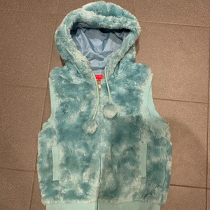 Pälsväst - Ascool väst från esprit, står storlek m men skulle säga att den sitter lite mer som S/M. Priset är inklusive frakt