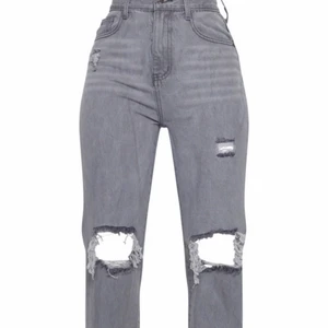 Prettylittlething grey jeans  - Säljer helt nya oöppnade Från PLT High waisted Grey jens, super finna dock var det fel storlek för mig så säljer de Storlek S UK storlek 8💕