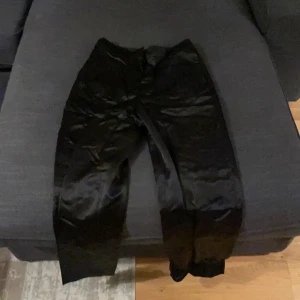 Satin kostymbyxor - Tajta satin kostymbyxor från & other stories med dragkedja på sidan av byxslutet. Kan ej ta kort på då dom ej passar längre. Frakt ingår