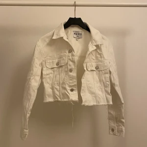Jeans jacka  - Vit jeans jacka som jag köpte från na-kd för 500kr och säljer för 150kr. använt den 3-4 ggr men den är nu tyvärr för liten för mig. Jacka är i bra skick. Köparen står för frakt!💗