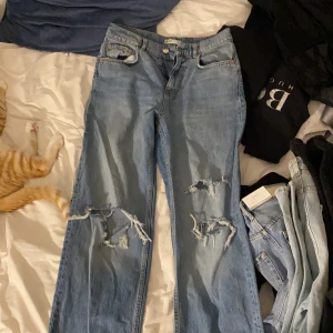 Raka jeans - Köpte dessa från Gina tricot i somras! Finns ej kvar i butik eller på hemsidan. Dem är i bra skick då jag inte använt dem så mycket. Minns jag rätt köpte jag dem för 499-599, vilket är vanliga priset på ginas jeans