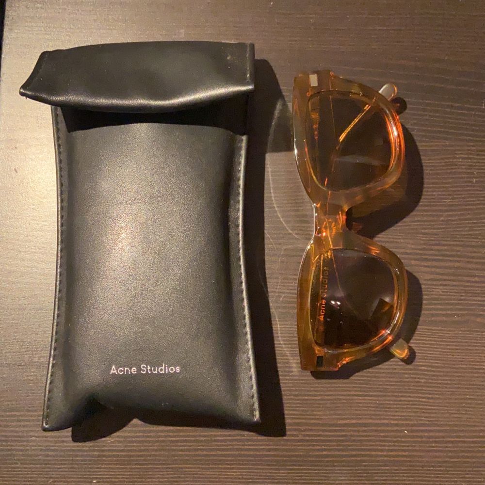 Balla solglasögon från Acne Studios! köpet inkluderar ett läderfodral 🍸 pris + frakt 🧚🏼 BUDA I KOMMENTARERNA!. Accessoarer.