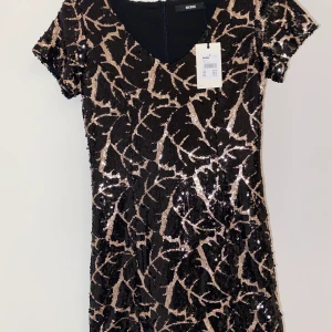 Paljettklänning stl S - Säljer denna helt nya paljettklänning från Bik Bok som jag endast testat. Prislappen är kvar, köptes för 599 kr men säljer den för 250 kr❣️