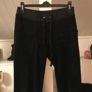 Juicy couture mjukis - Säljer mina juicy mjukisar, använda men ser inte slitna ut. Nypris är 1000kr därav säljer ja dem för 500kr