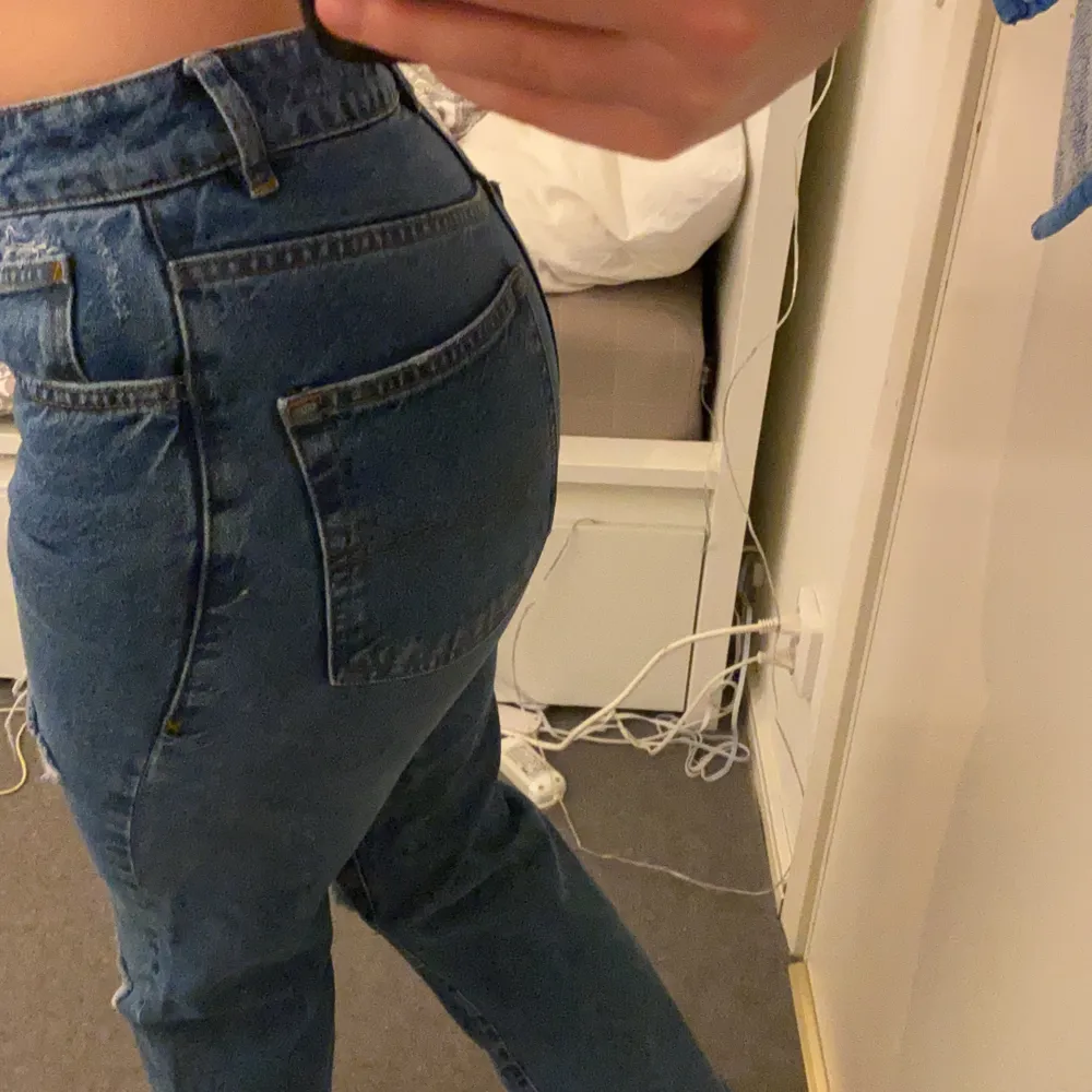 Vida jeans från ASOS i en lite tightare modell. Storlek W28L32, säljer dom för att dom är lite för små för mig. Rekommenderar till dom som vanligtvis bär byxor i XS. Jag är 165 och de når till mina hälar.. Jeans & Byxor.