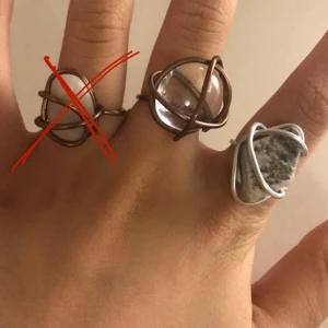 Ring - Säljer tre ringar💖 en för 30 eller både två för 50 ! Justerbar och köparen står för frakten 🤍 den åt vänster är såld🤍