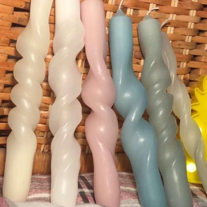 Ljus - Hej allihopa! Nu säjer jag och min kompis massa ljus i olika färger och former. Ni kan själva välja färg och form. 1 ljus 15 3 ljus 30 kr. Hoppas vi ses i dm! 💕😊.        OBS... Ni betalar frakten. Beror på hur mycket ljusen väger. 1 ljus ligger ungefär på 20kr frakt 📦 