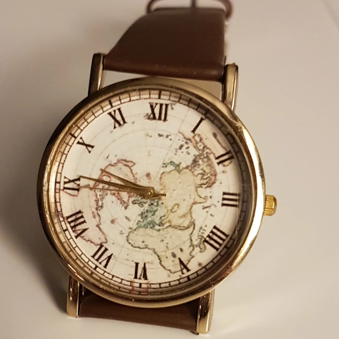 trendia klockan världskarta motiv