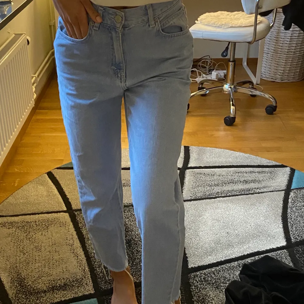 Blåa straight/mom jeans. Använt endast en gång, köpta från Pull & Bear i Stockholm. Mycket bra skick! Storlek 34 💗. Jeans & Byxor.
