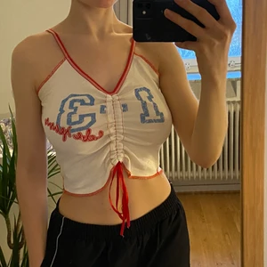 Topp - Sjukt snygg topp jag köpte här på Plick men aldrig har använt. Tror inte förra ägaren använt den heller. Man kan dra ihop den hur framme hur mycket eller lite man vill! 💕