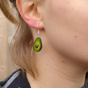 Hemmagjorda Avokado örhängen - Hemmagjorda avokado örhängen jag gjort från polymer lera, väldigt stabila och supersöta. Säljer mer på min instagram! 