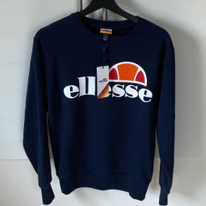 Ellesse tröja - Säljer min oanvända ellesse tröja med lappen kvar. Jag köpte den på weekday. Ny pris ca 500kr. Köparen står för frakten