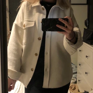 Skjort-jacka - Säljer min vita Skjort-jacka ifrån Vila. Storlek 38/40. 140kr + frakt! HÖGSTA BUD 199 inkl frakt, Budgivning -