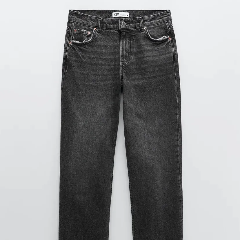 Helt nya 90s full length jeans från zara i tvättad svart strl 34/xs. Säljer då de inte passade mig. Endast provade, kan mötas i Åkersberga/Täby ev fraktas BUD PÅ 250 kr (budgivning avslutades 22.00). Jeans & Byxor.