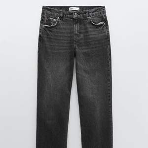 Helt nya 90s full length jeans från zara i tvättad svart strl 34/xs. Säljer då de inte passade mig. Endast provade, kan mötas i Åkersberga/Täby ev fraktas BUD PÅ 250 kr (budgivning avslutades 22.00)