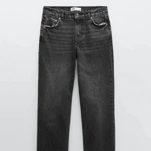 Zara 90s full length jeans - Helt nya 90s full length jeans från zara i tvättad svart strl 34/xs. Säljer då de inte passade mig. Endast provade, kan mötas i Åkersberga/Täby ev fraktas BUD PÅ 250 kr (budgivning avslutades 22.00)