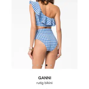  Bikini från GANNI i blå/vit rutigt mönster. Knappt använd. Överdelen fungerar även att använda som topp. Nypris ca1200kr