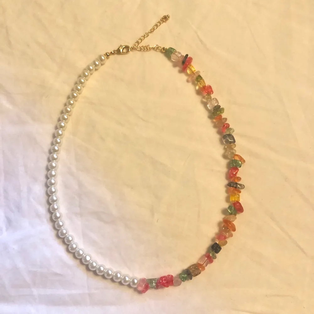 Halsband med olika kristaller och vita pärlor. Låset är 24k guldpläterat🌟 . Accessoarer.