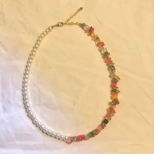 Halsband med olika kristaller och vita pärlor. Låset är 24k guldpläterat🌟 