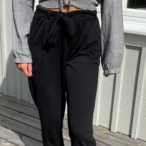Svarta mjuka kostymbyxor  - Lös passform, finns knytning så att man kan anpassa midjans storlek. Som ”finare” mjukisbyxor, väldigt sköna och fina. Ca 2 år gamla. 