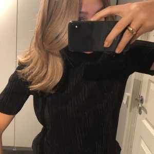 Ribbad festtopp - Superfin fest topp som har lite glatt ribbat material. Superskön och luftig topp. Nyskick 