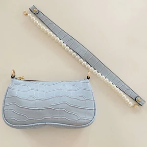 Blå väska med avtagbara band - Väska med läderband 350kr. Väska med läderband + pärlband 400kr. Endast pärlband 79kr.