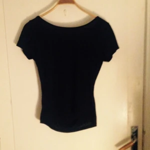  - Svart, u-ringad rygg från bikbok, nästan aldrig använd.