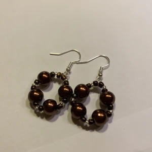 Bruna örhängen🤎 - Handgjorda mellan stora örhängen!