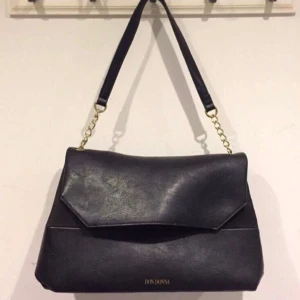  - Svart fin väska i gott skick 