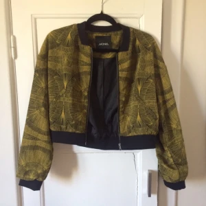  - Supersnygg bomberjacka köpt på Plick! Säljer pga att den inte satt bra på mig. Oanvänd av mig samt den jag köpte den av. Alltså jättefint skick! Frakt tillkommer.