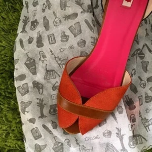 - Platta mocka sandaler från Kling, storlek 37. Har använts några gånger.  Söt originalförpackning ingår.