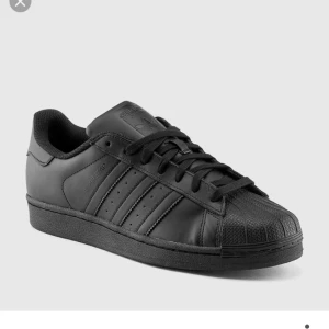  - Säljer mina helsvarta adidas superstars för 400kr, endast använda några fåtal ggr, super fint skick! 