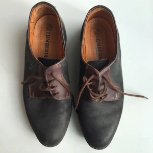  - Lite slitna på hälarna, syns på sista bilden, men ändå bra kvalitet. Lite små i storleken