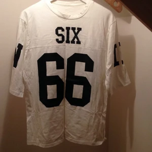  - Coolaste tishan från unif. Bra skick och superskön, passa på!