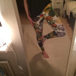  - Häftiga leggings från Monki. Massa olika prylar i mönstret, bl.a. Ett tecknat hjärta, äpplen, ananas, blad, fötter, hästar osv. Coola att ha under en oversized stickad tröja. Perfekt på hösten! 