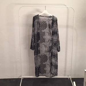  - Hör av dig vid frågor! Köpt från Nelly, märket "noisy may", lite transparent men älskar denna! 