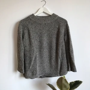  - Stickad tröja i lite kortare modell 