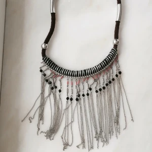  - Halsband från Bikbok. Använt en gång.
Frakt tillkommer.