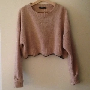  - Oanvänd midjekort tröja från Zara Knitwear Collection.  Glitterderaljer i tyget och grå kant längst ner. 