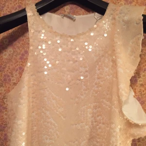  - Snygg klänning från ZARA, oanvänd 100kr+(45kr frakt)