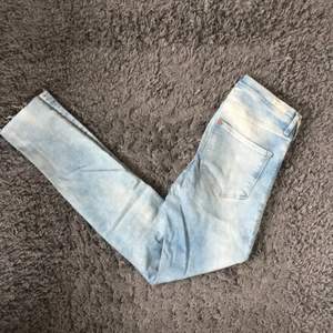 Ljusblå tighta stretchiga jeans med hål på knän. Från h&m. 