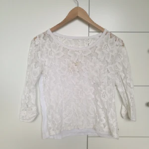  - Snygg tröja från Hollister med spets på framsidan och ärmarna. Kan mötas upp i centrala Stockholm eller posta (köparen betalar frakten).
