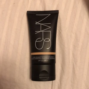  - ⭐️NARS Pure Radiant Tinted Moisturizer I färgen St. Moritz Bara använd en gång, säljer pga fel färg för mig Tar swish, kan mötas upp i stan Köparen står för frakten