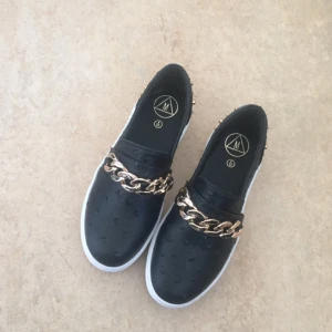  - Helt nya platåskor, extremt mjuka & sköna. Strl 37, från Missguided. Köparen står för frakten. Endast prövade inomhus!  