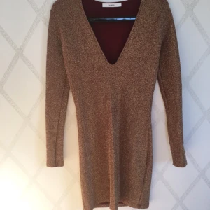  - Guldskimrande fodralklänning från Ivyrevel. Använd en gång.  Frakt tillkommer. 