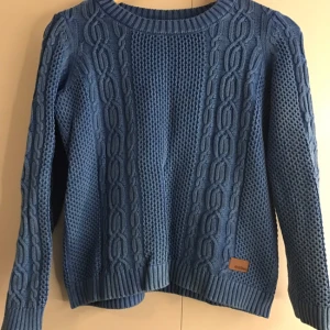  - Mysig stickad tröja från dobber. Härligt tung känsla och väldigt bra skick. Det är meningen att den ska se lite blekt och sliten ut. 