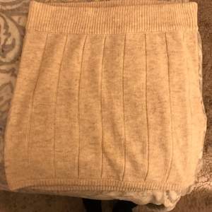Jättefin stickad kjol i strl small. Använd en gång, från H&M och är fin till tjocka strumpbyxor på vintern! 